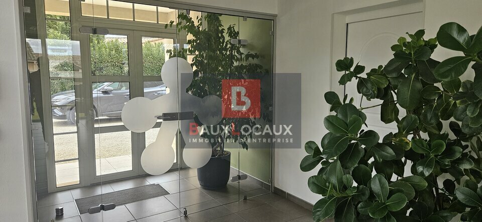 Office in Entraigues-sur-la-Sorgue for lease - Building Photo - Image 3 of 12