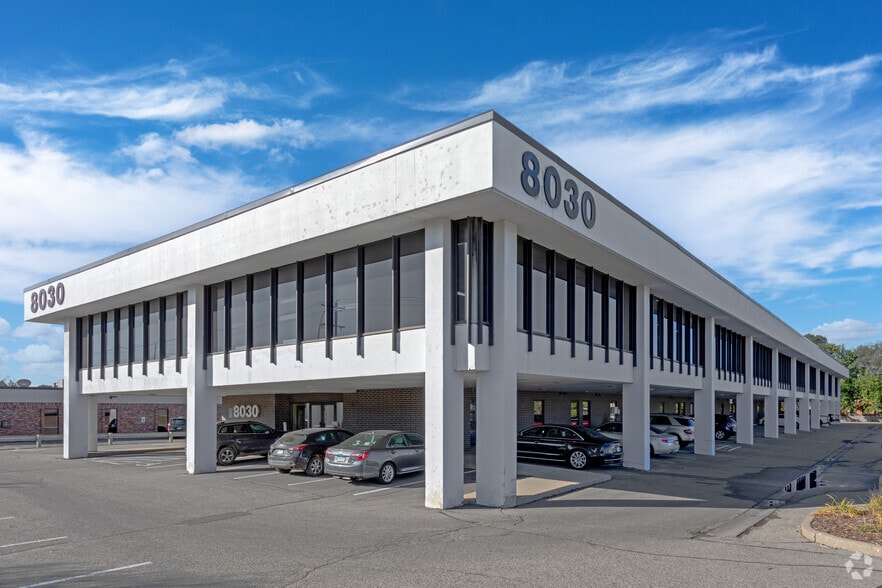 8030 Old Cedar Ave, Bloomington, MN for lease - Building Photo - Image 3 of 4