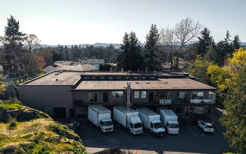 3950 Carey Rd, Victoria, BC à vendre - Photo du bâtiment - Image 1 de 6