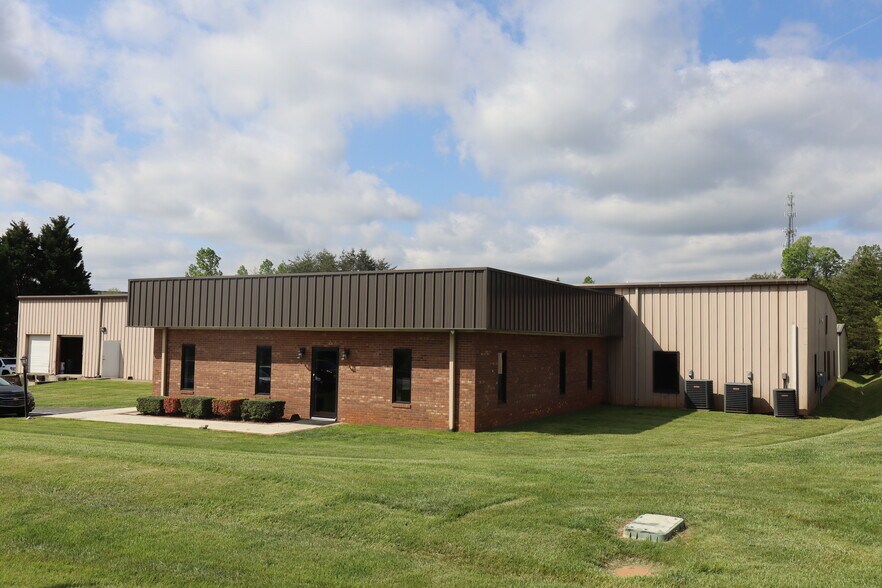 340 Forum Pky, Rural Hall, NC à louer - Photo du bâtiment - Image 2 de 15