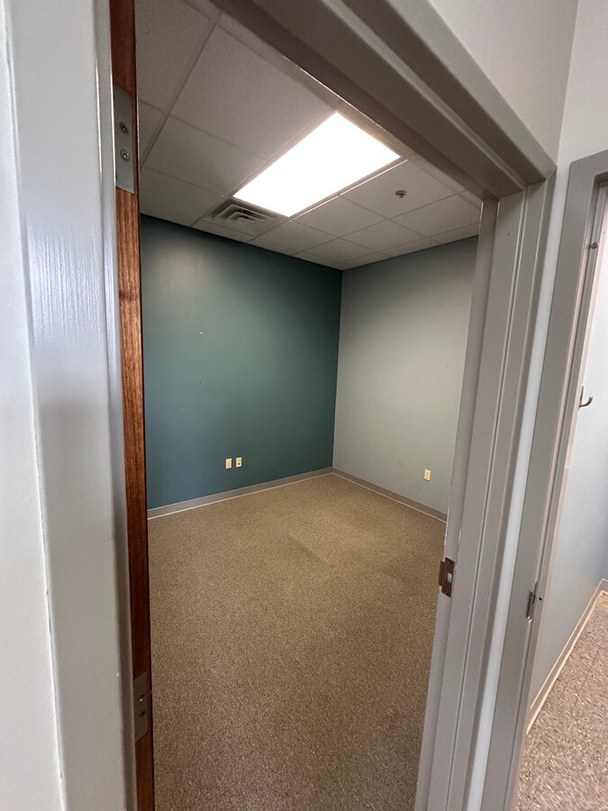 19101 E Valley View Pky, Independence, MO 64055 - Unit B - - Interior Photo - Image 2 of 19
