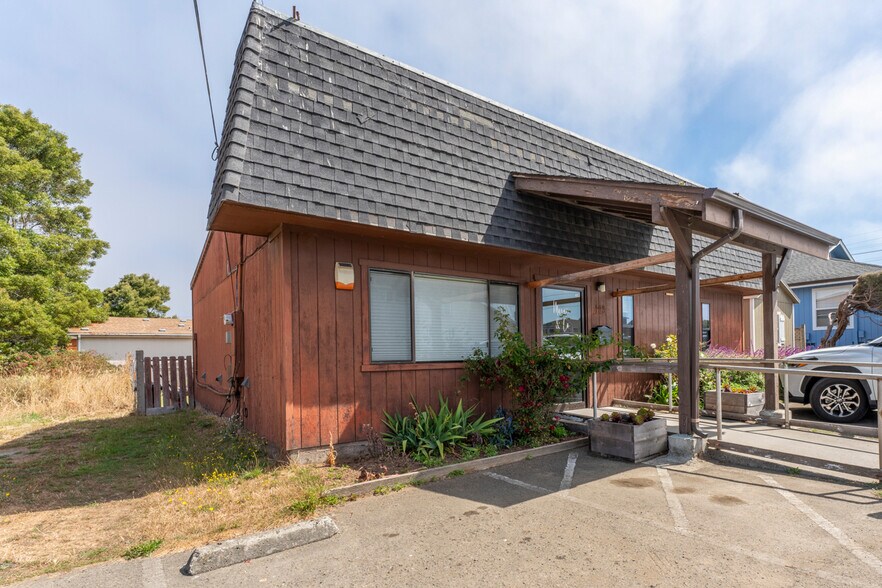 483 E Chestnut St, Fort Bragg, CA à vendre - Photo du bâtiment - Image 2 de 12