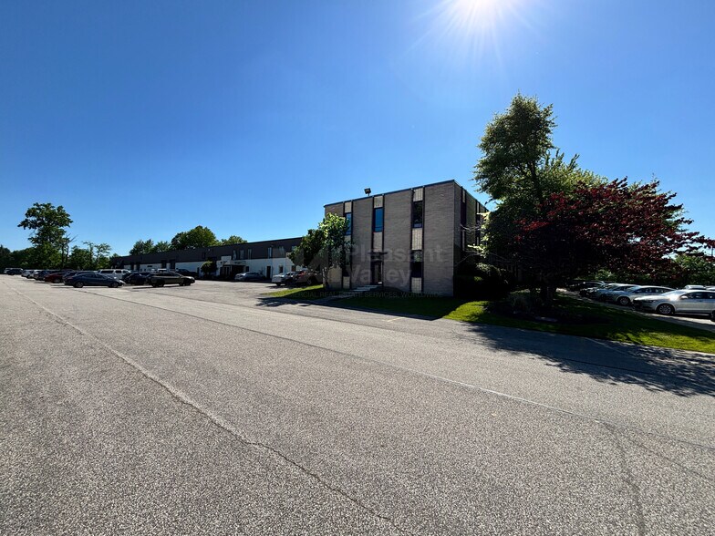 2110-2130 E Aurora Rd, Twinsburg, OH à vendre - Photo du bâtiment - Image 1 de 7