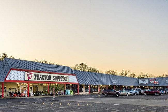 More details for 300-499 Downtowner Plz, Coshocton, OH - Retail for Lease