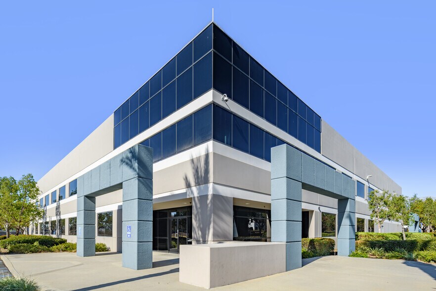 1260 S DuPont Ave, Ontario, CA à vendre - Photo du bâtiment - Image 3 de 11