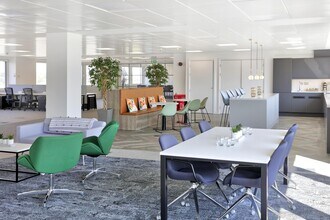 Reading Bridge, Reading for lease Building Photo- Image 1 of 5