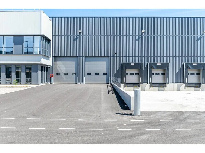 Flex in Saint-Priest for lease - Building Photo - Image 2 of 22