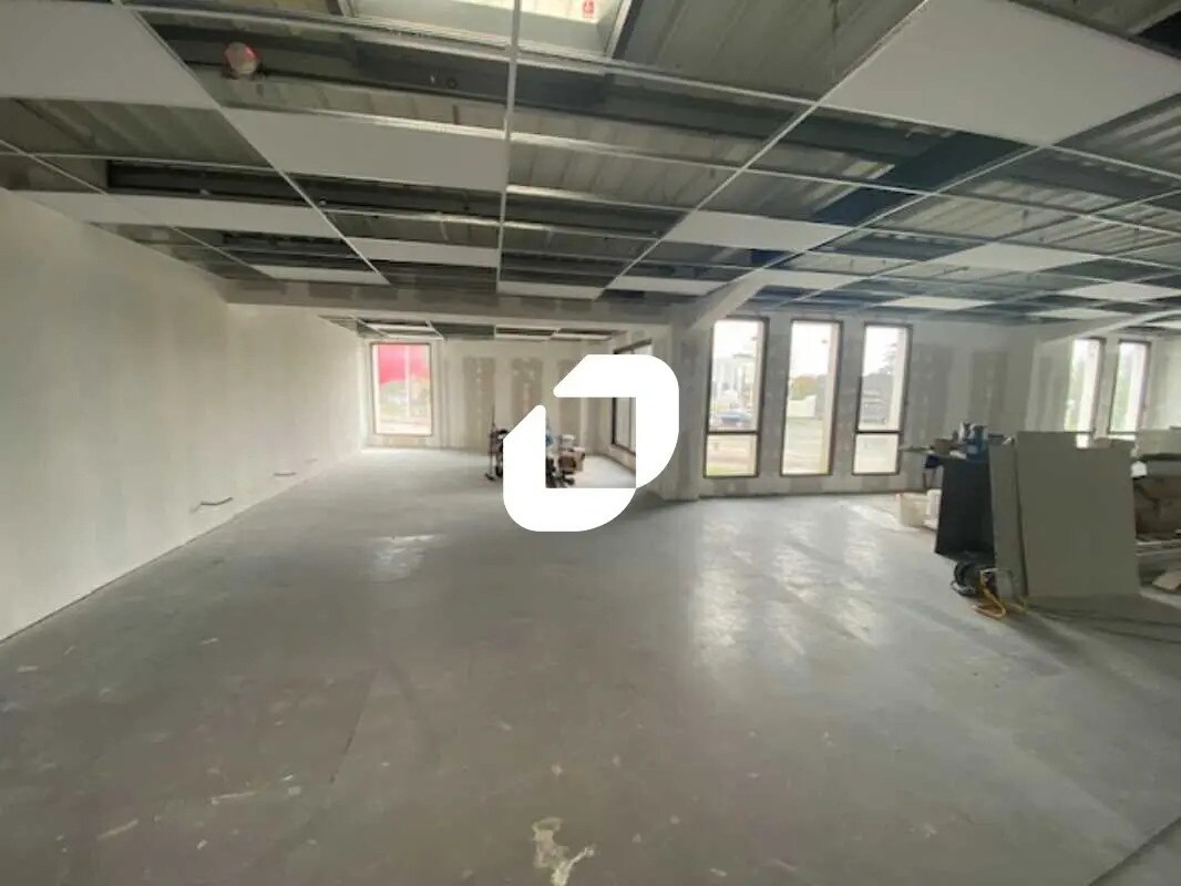 Office in VILLENAVE-D'ORNON for lease Interior Photo- Image 1 of 2