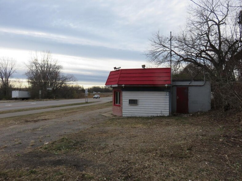 608 Flying Cloud Dr, Chanhassen, MN à vendre - Photo du bâtiment - Image 2 de 5