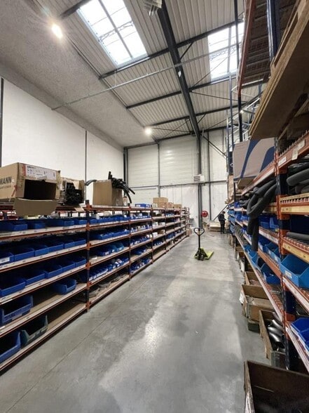 Flex in Villeneuve-la-Garenne for lease - Interior Photo - Image 2 of 14
