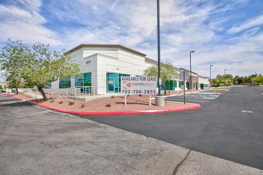 3051 W Horizon Ridge Pky, Henderson, NV à louer - Photo du bâtiment - Image 2 de 7