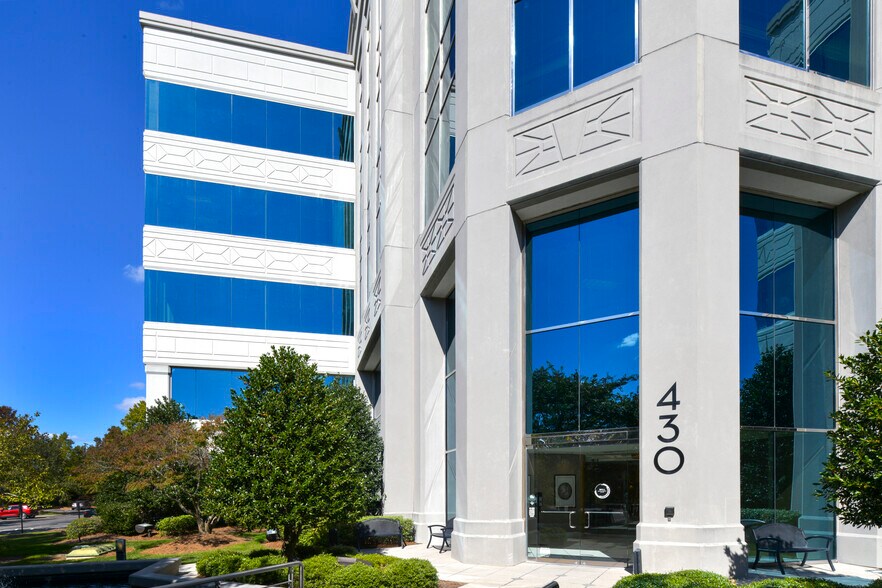 430 Davis Dr, Morrisville, NC à louer - Photo du bâtiment - Image 3 de 7