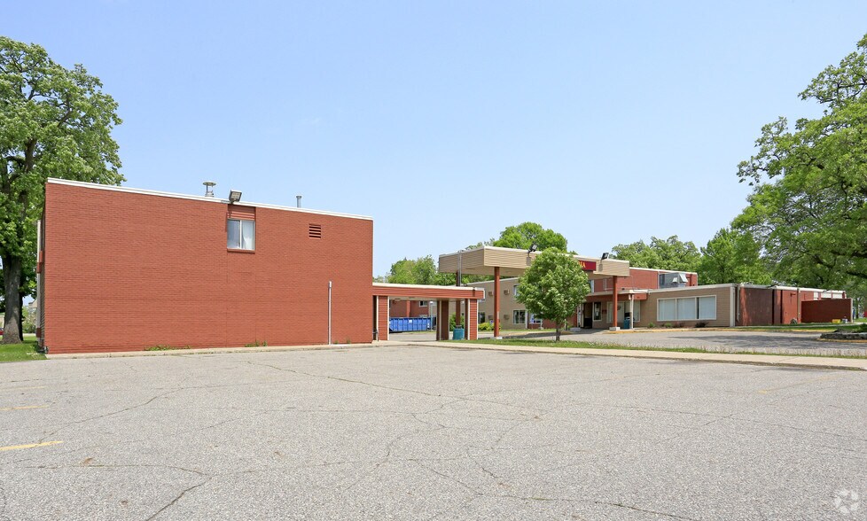 815 S 1st St, Waite Park, MN à vendre - Photo du bâtiment - Image 2 de 16