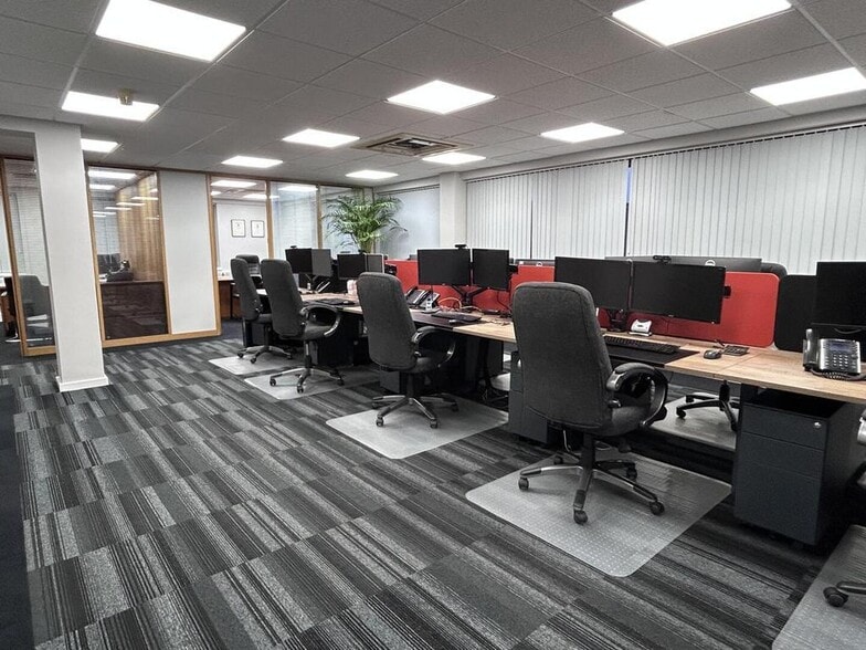 869 High Rd, London for lease - Building Photo - Image 3 of 14