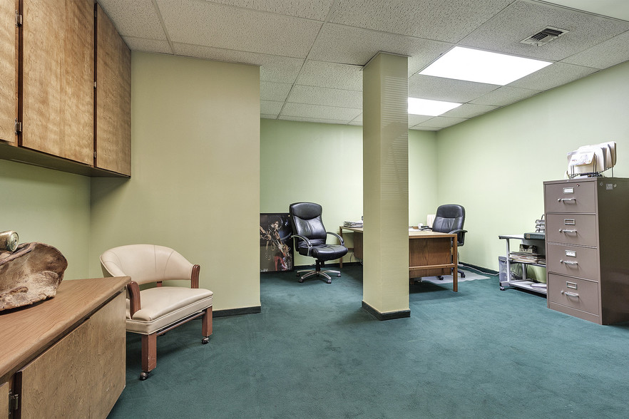 1105 N Riverside Ave, Medford, OR for sale - Interior Photo - Image 3 of 35