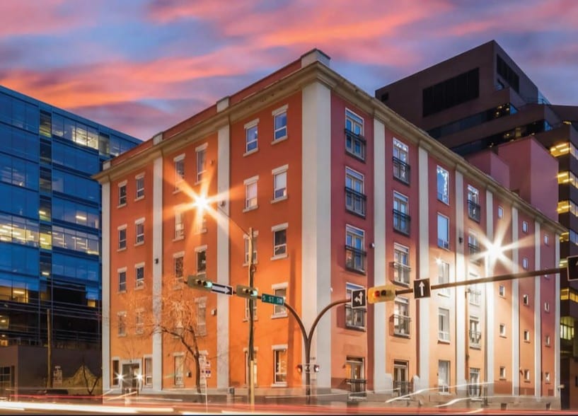 535 10th Ave SW, Calgary, AB à vendre - Photo du bâtiment - Image 2 de 6