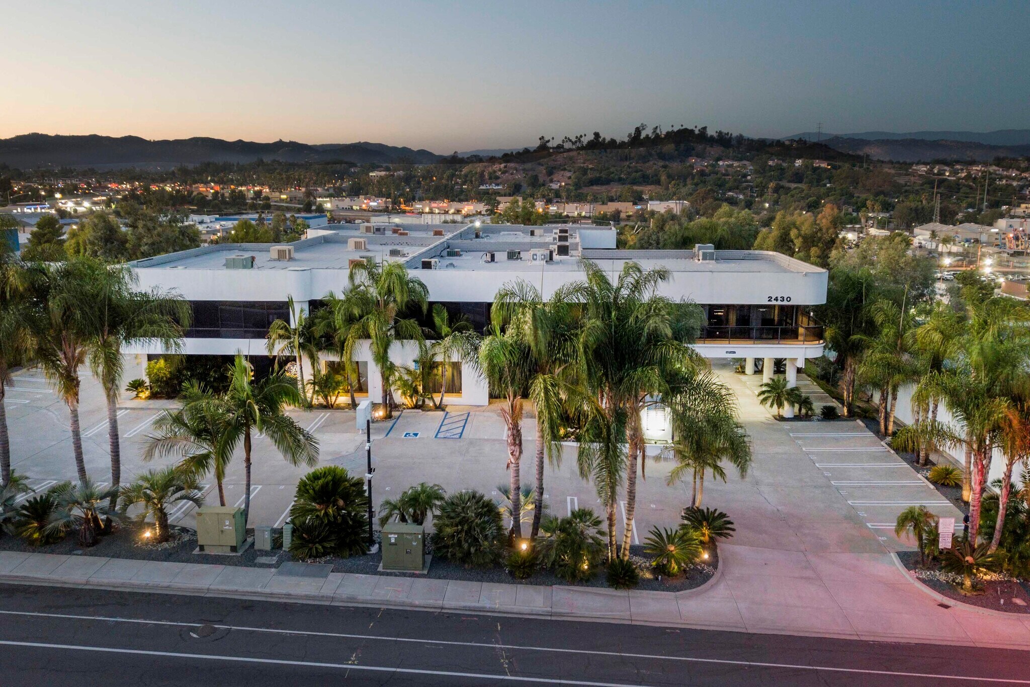 2430-2434 Auto Park Way, Escondido, CA à louer Photo du bâtiment- Image 1 de 13