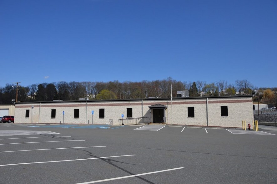 1410 Laurel Blvd, Pottsville, PA for lease - Primary Photo - Image 1 of 8