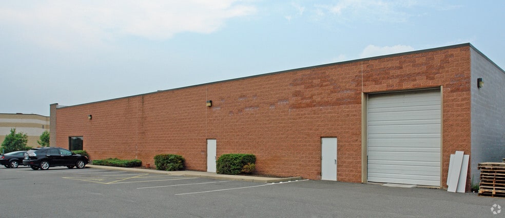 31 Old Dock Rd, Yaphank, NY for sale - Building Photo - Image 2 of 4