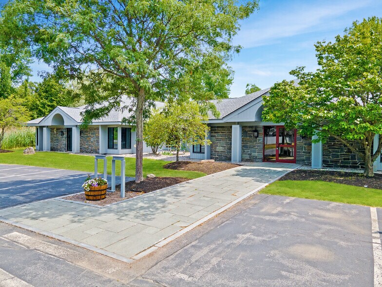 5710 Commons Park, East Syracuse, NY à louer - Photo du bâtiment - Image 3 de 13