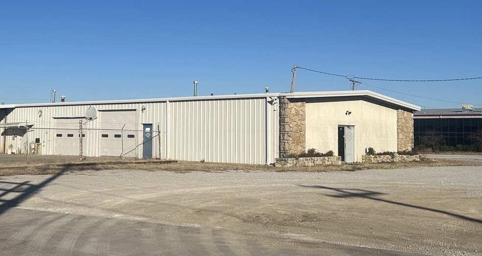 8189 E 44th St, Tulsa, OK for lease - Building Photo - Image 1 of 10