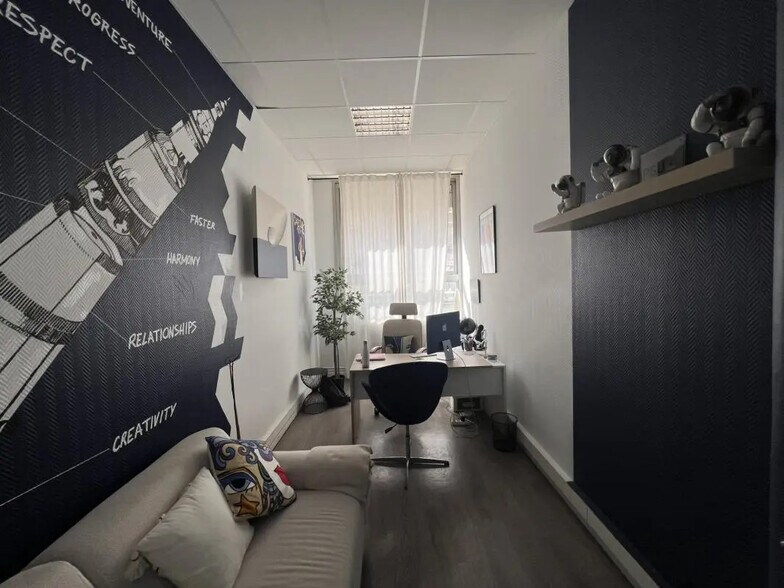 Office in Reims for lease - Interior Photo - Image 2 of 6