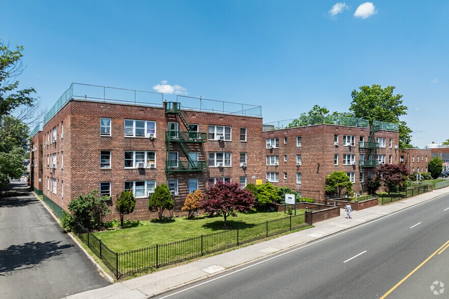 565 Fulton Ave, Hempstead, NY for sale - Primary Photo - Image 1 of 4