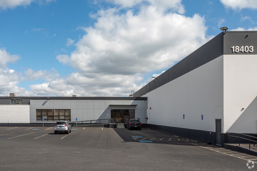 18285-18557 NE Halsey St, Portland, OR for lease - Building Photo - Image 2 of 4