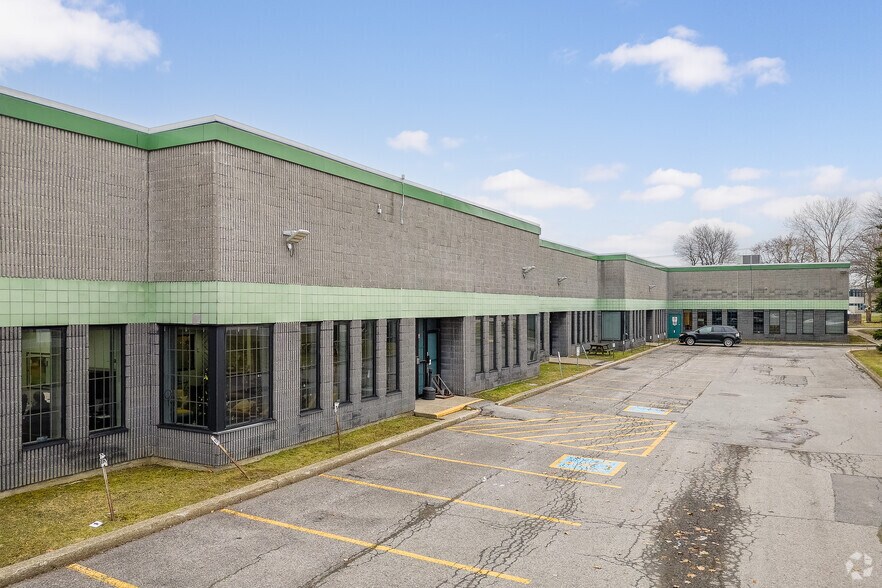 5776-5782 Blvd Thimens, Montréal, QC à louer - Photo du bâtiment - Image 2 de 4