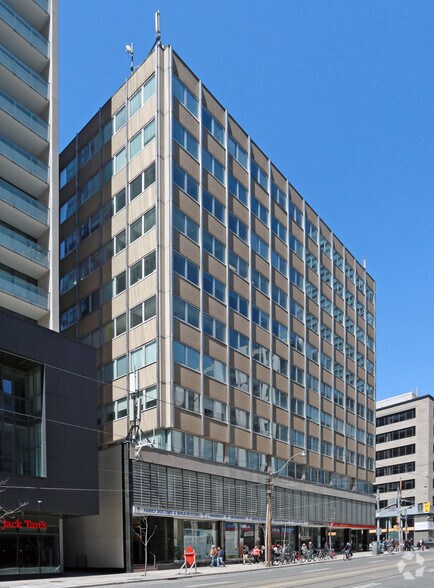 790 Bay St, Toronto, ON à louer - Photo du bâtiment - Image 2 de 4
