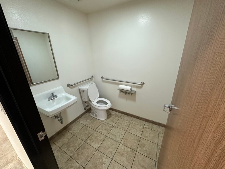 1340 N Dynamics St, Anaheim, CA for lease - Interior Photo - Image 2 of 7