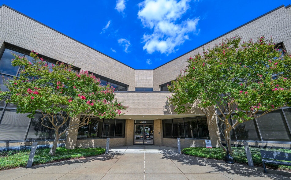 8615 Freeport Pky, Irving, TX for lease - Building Photo - Image 2 of 8