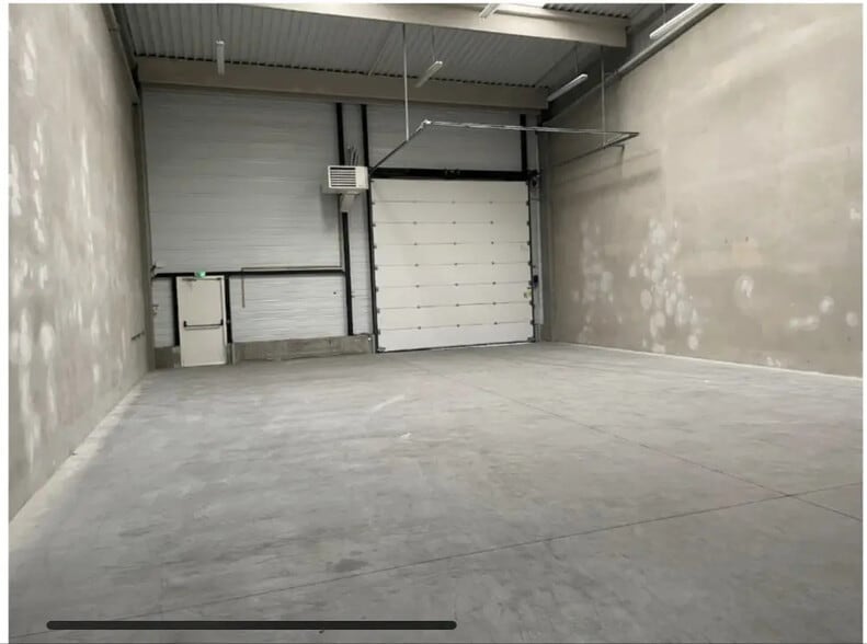 Flex in Saint-Quentin-Fallavier for lease - Interior Photo - Image 3 of 10