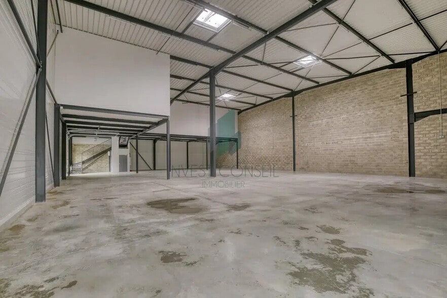 Flex in Persan for lease - Building Photo - Image 3 of 10