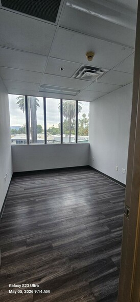18040 Sherman Way, Reseda, CA for lease - Primary Photo - Image 1 of 15