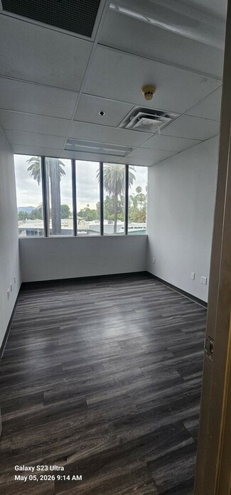 Plus de détails pour 18040 Sherman Way, Reseda, CA - Bureau à louer