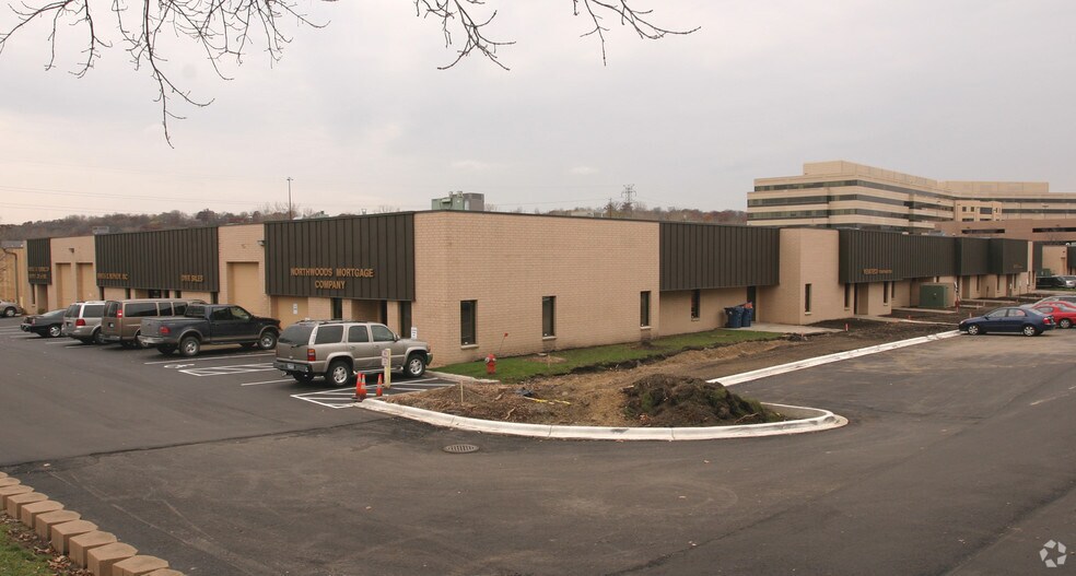 6403-6443 Cecilia Cir, Edina, MN à louer - Photo du bâtiment - Image 2 de 29