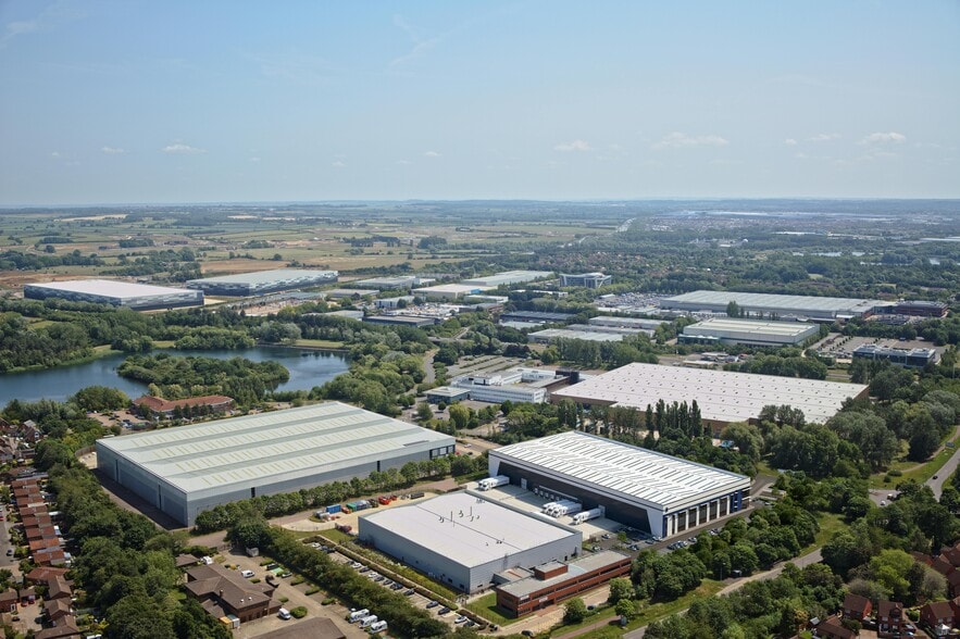 45 Yeomans Dr, Milton Keynes à louer - Aérien - Image 2 de 4