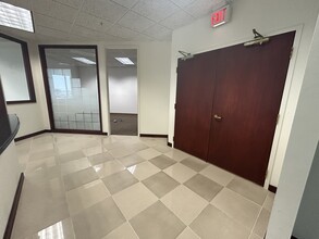 2 N Tamiami Trl, Sarasota, FL for lease Interior Photo- Image 1 of 17