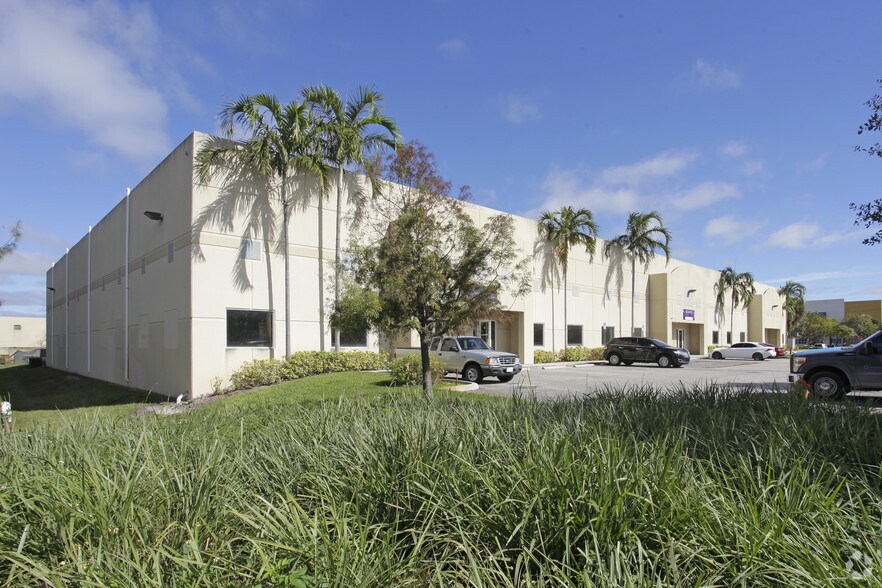 1907 SW 43rd Ter, Deerfield Beach, FL à louer - Photo du bâtiment - Image 2 de 6