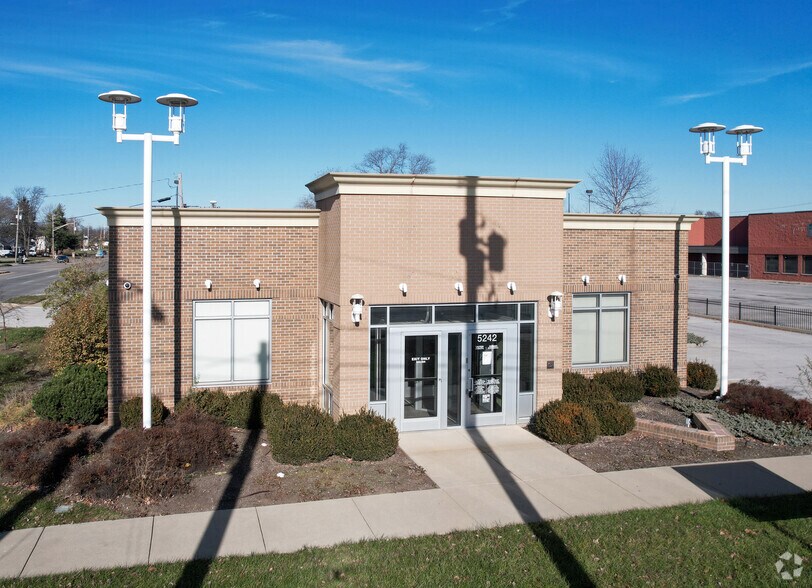 5242 Rockville Rd, Indianapolis, IN for lease - Building Photo - Image 2 of 4
