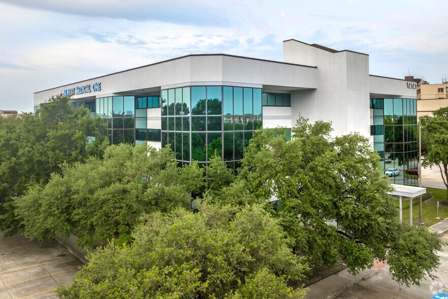 12121 Richmond Ave, Houston, TX à louer - Photo du bâtiment - Image 2 de 4