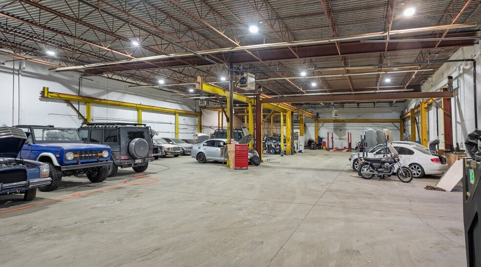 5316 36th St SE, Calgary, AB à louer - Photo du bâtiment - Image 2 de 5