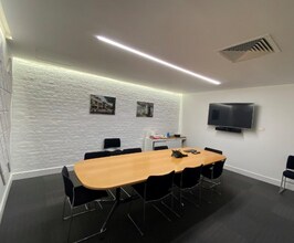 Summer Rd, Thames Ditton for lease Interior Photo- Image 2 of 5