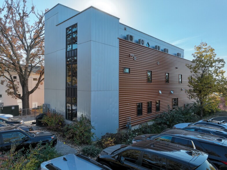 708 2nd St, Hudson, WI à vendre - Photo du bâtiment - Image 2 de 11