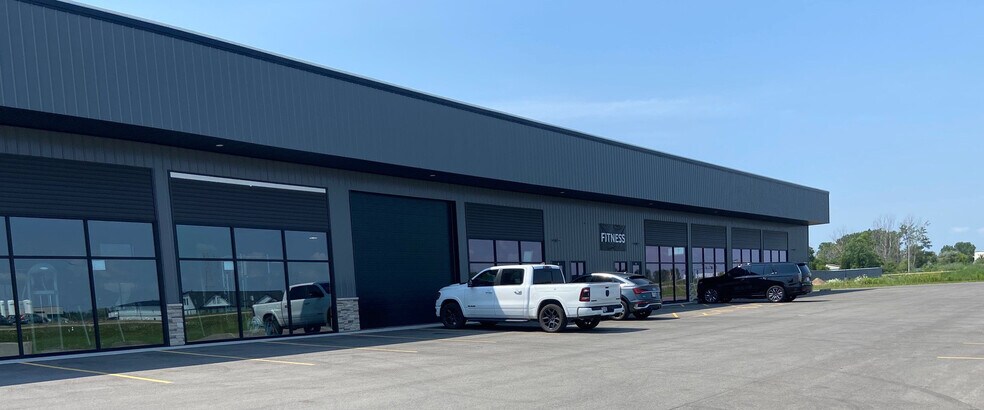 5700 W Clairemont Dr, Grand Chute, WI for lease - Building Photo - Image 1 of 6