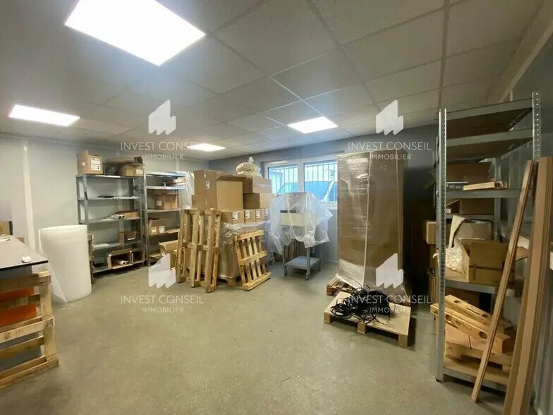 15 Rue De La Guivernone, SAINT-OUEN-L'AUMONE for lease - Interior Photo - Image 2 of 11