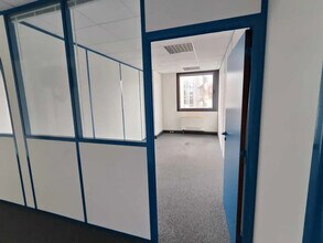 15 Avenue Du Hoggar, Les Ulis for lease Building Photo- Image 2 of 3