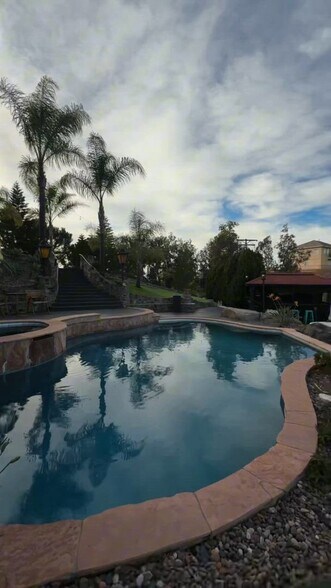 9505 Meadow Mesa Dr, Escondido, CA à vendre - Vidéo sur l’inscription commerciale - Image 2 de 13