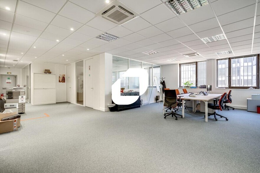 Office in Bagnolet for lease - Interior Photo - Image 2 of 14